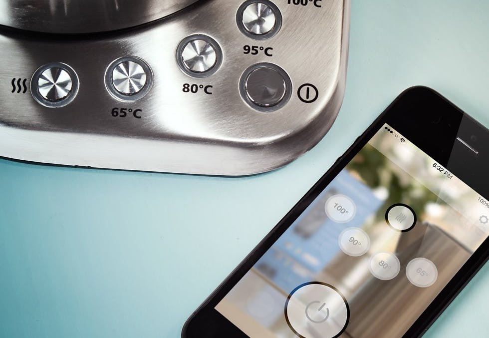 High-tech thee zetten met futuristische waterkoker iKettle
