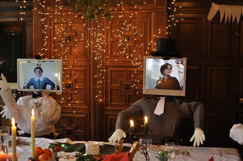 Als robot aanschuiven aan het kerstdiner