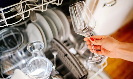 Een schoon wijnglas uit de vaatwasser