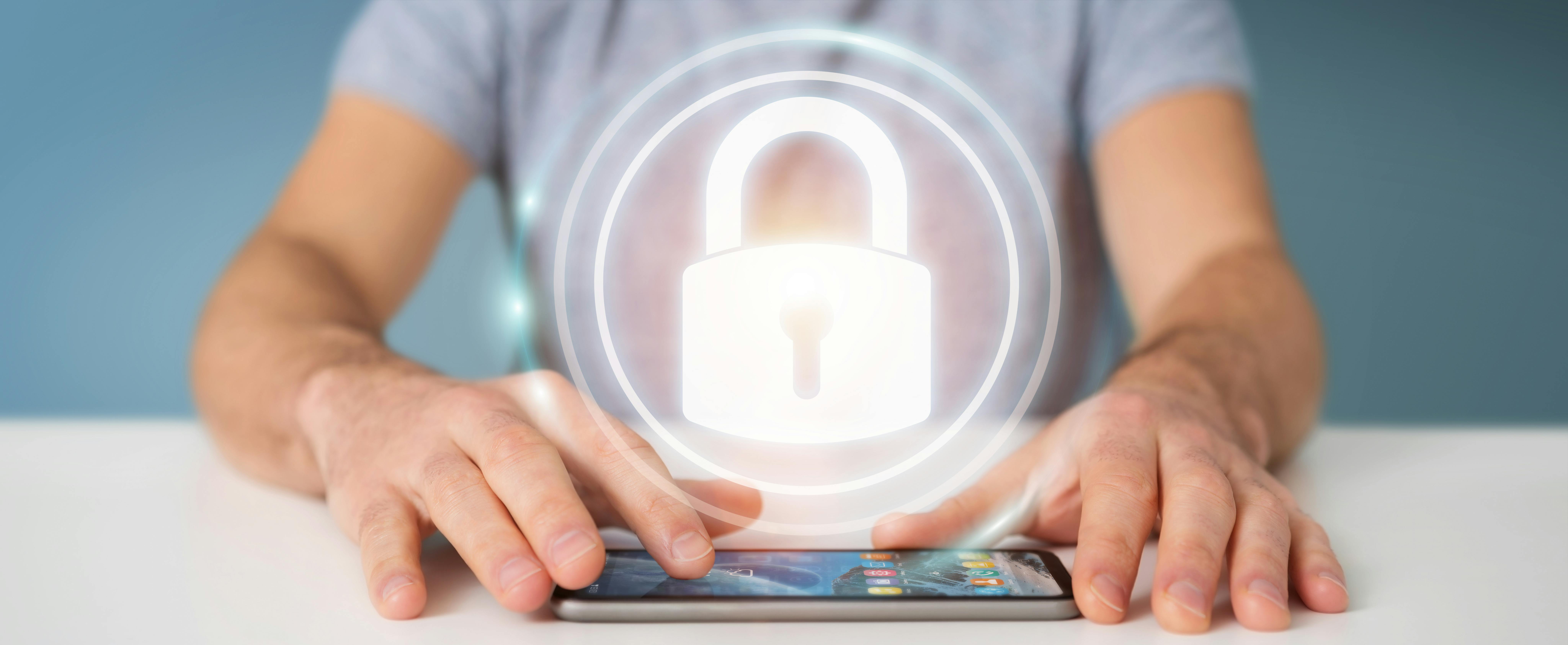 Man met vergrendelde smartphone