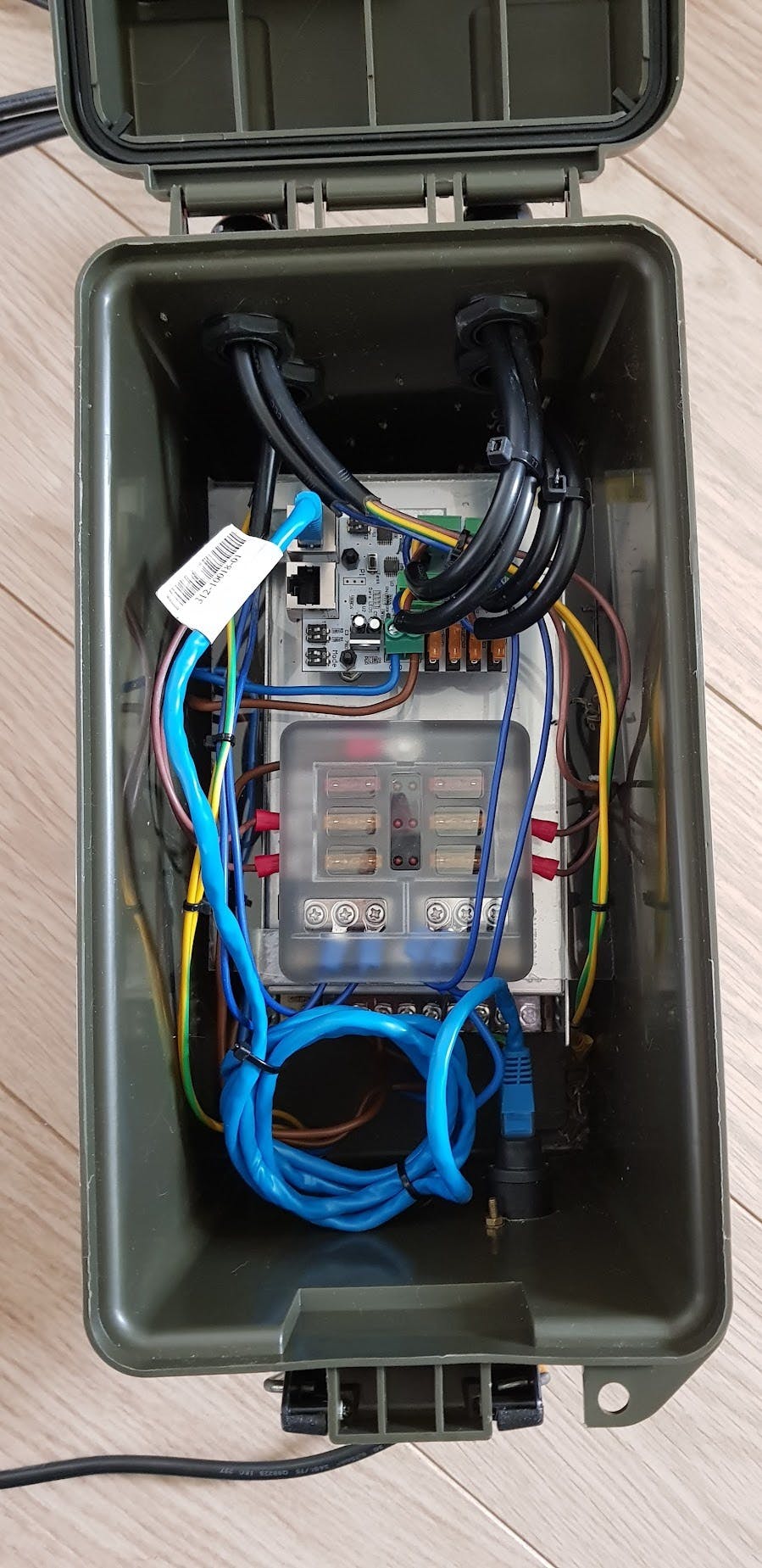 Stroom- en signaalverdelers voor in de tuin.