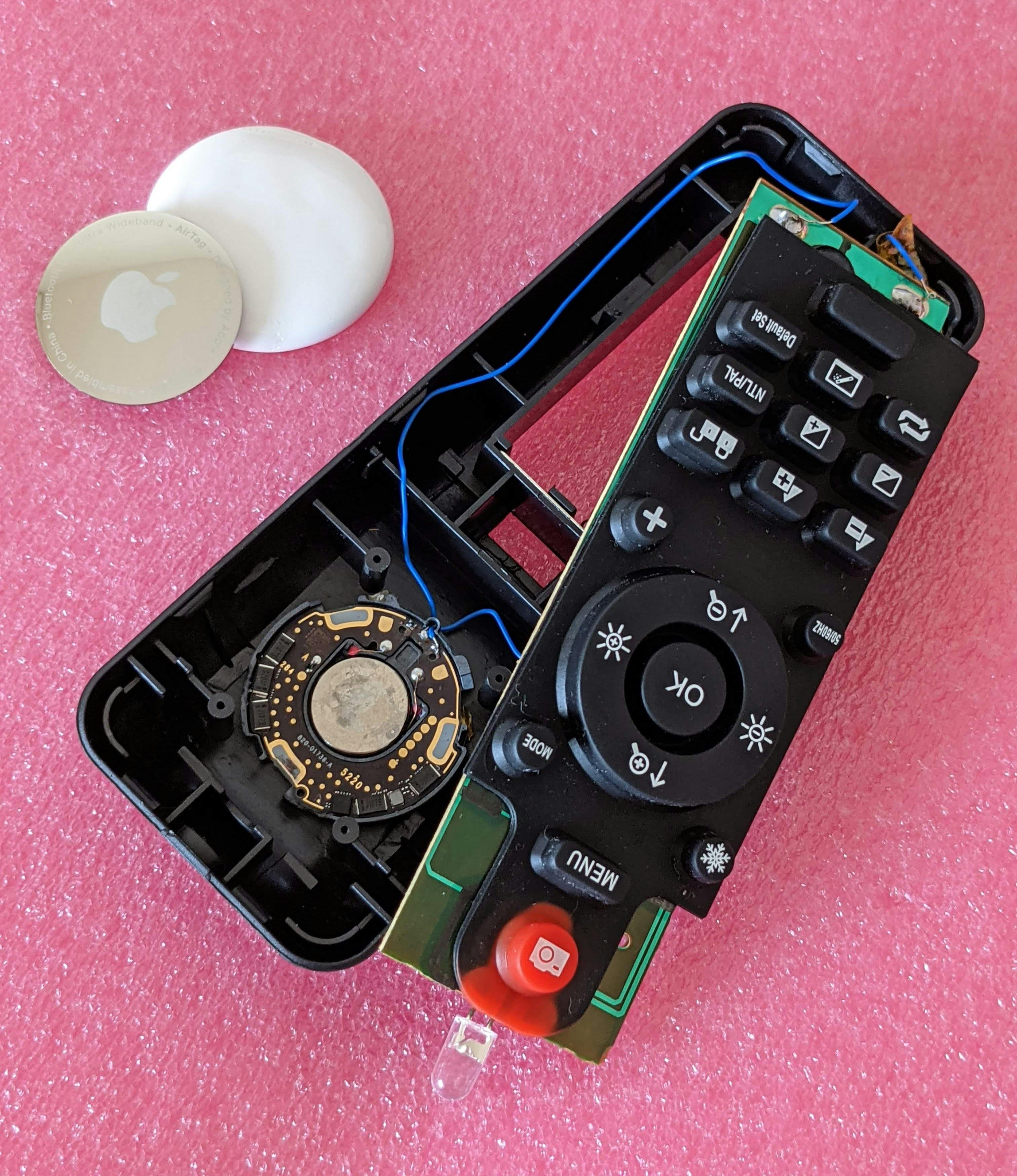 Een AirTag inbouwen in een afstandsbediening is een fluitje van een cent (bron: Adam Catley).