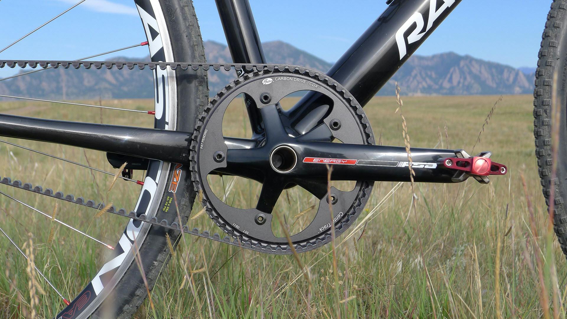 Headerbeeld tourfiets met Gates Carbon Drive CDX riem, tandwiel en crankset