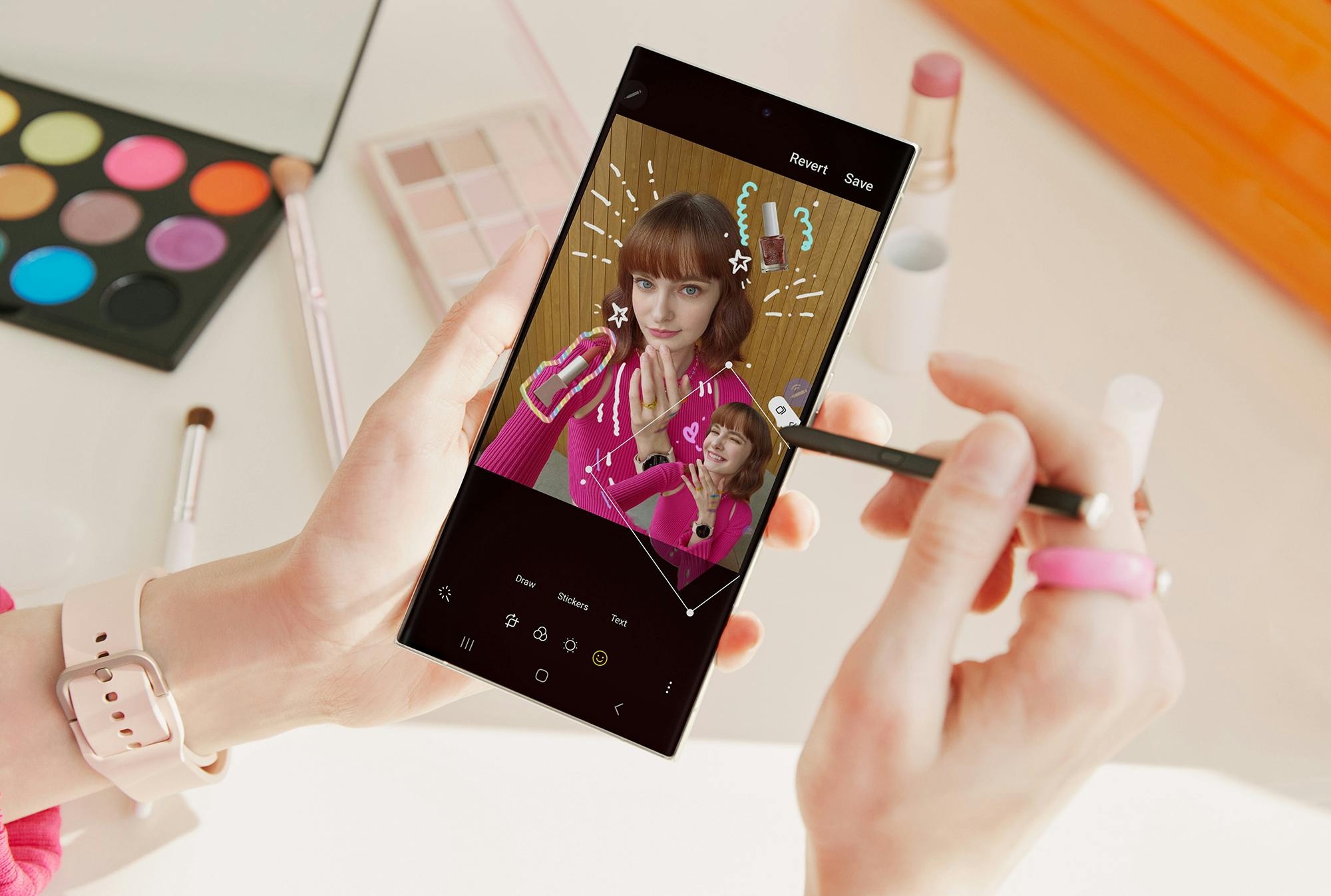 Grote smartphone met stylus