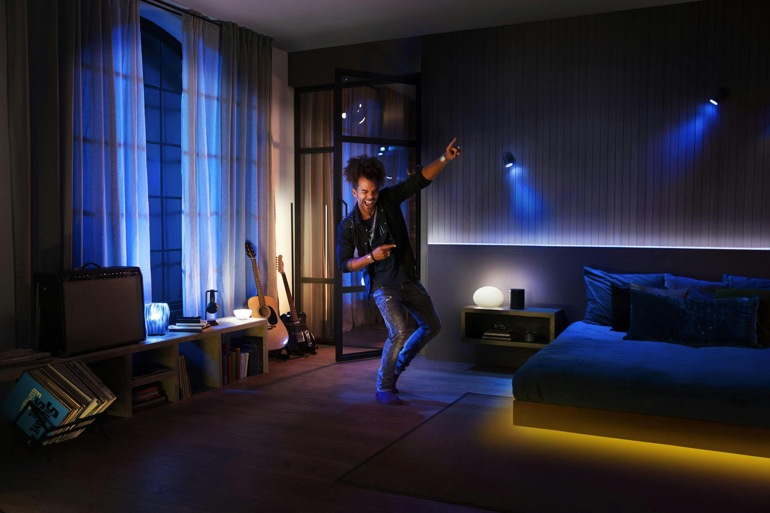 man die danst in de kamer