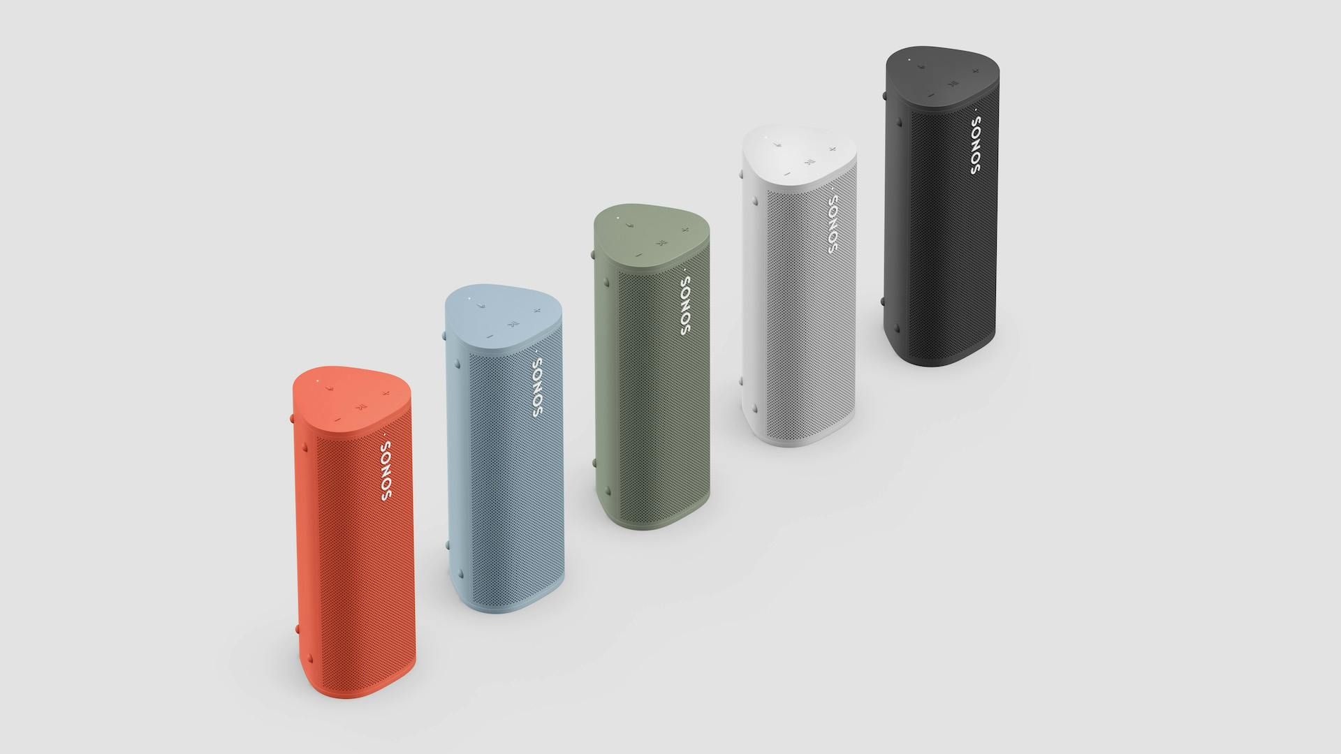 Vijf Sonos Roam-speakers in vijf verschillende kleuren.