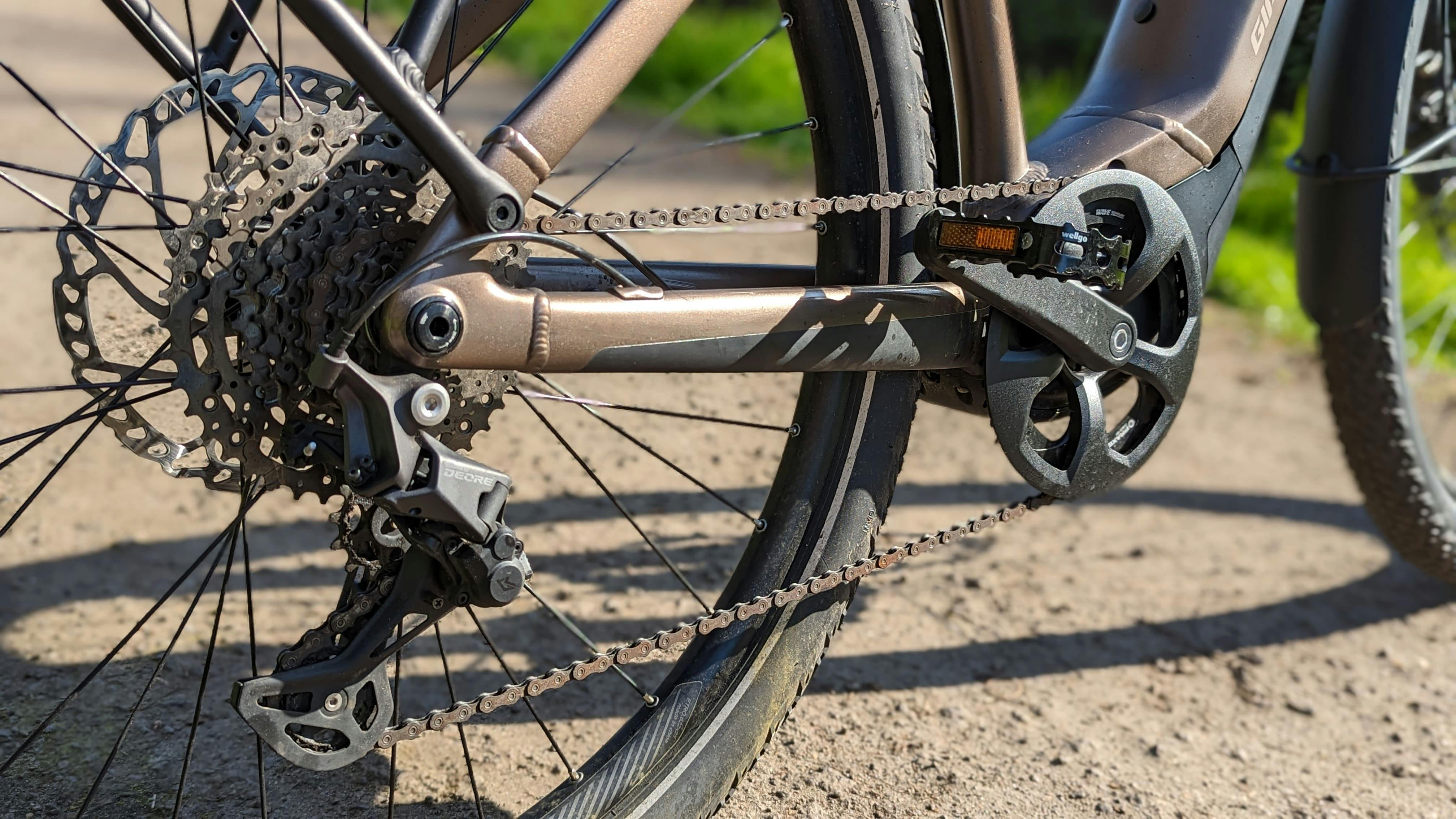 Zoals bij veel sportfietsen zijn er een ketting en derailleur aanwezig.