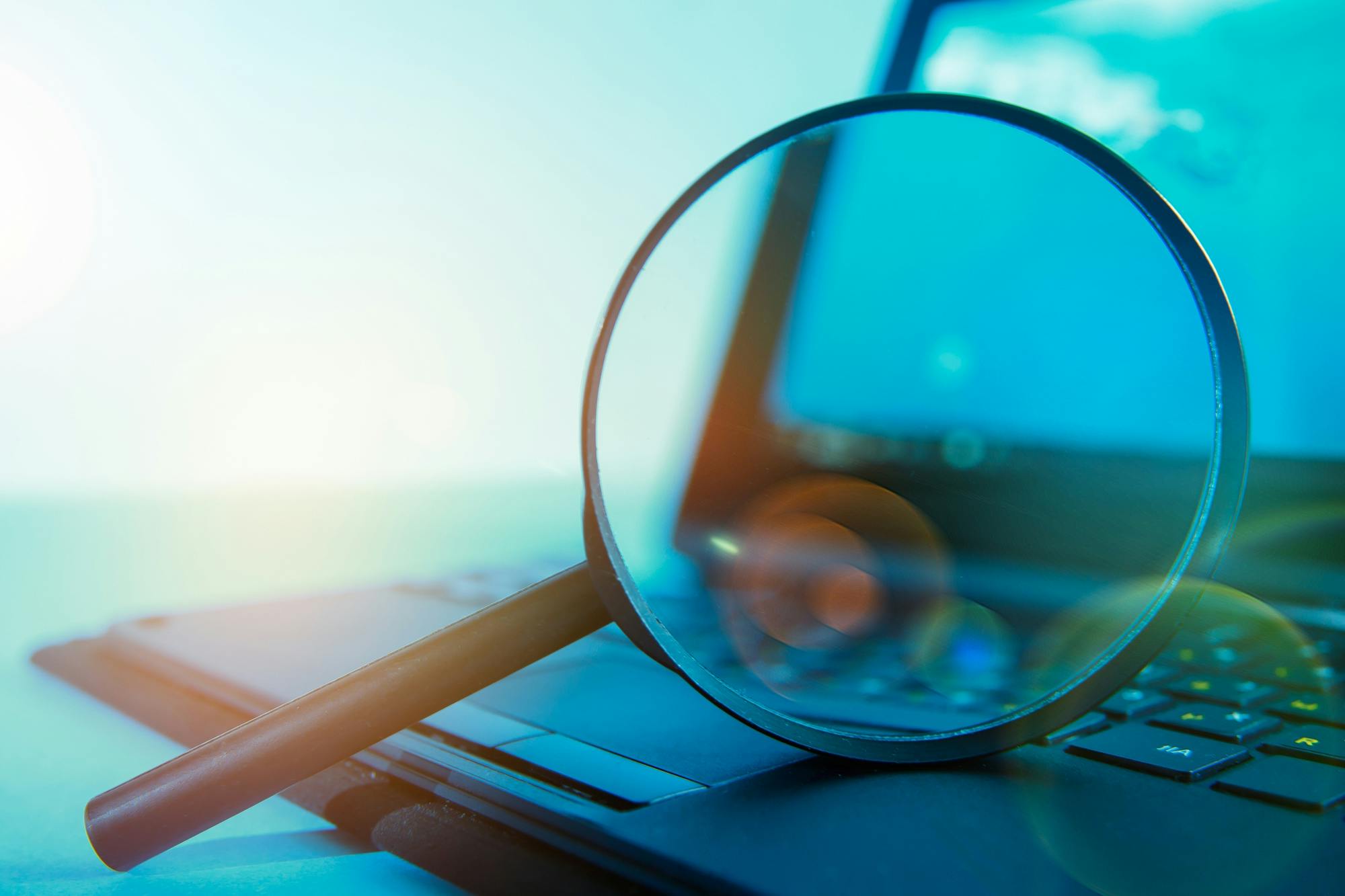 Vergrootglas op een laptop