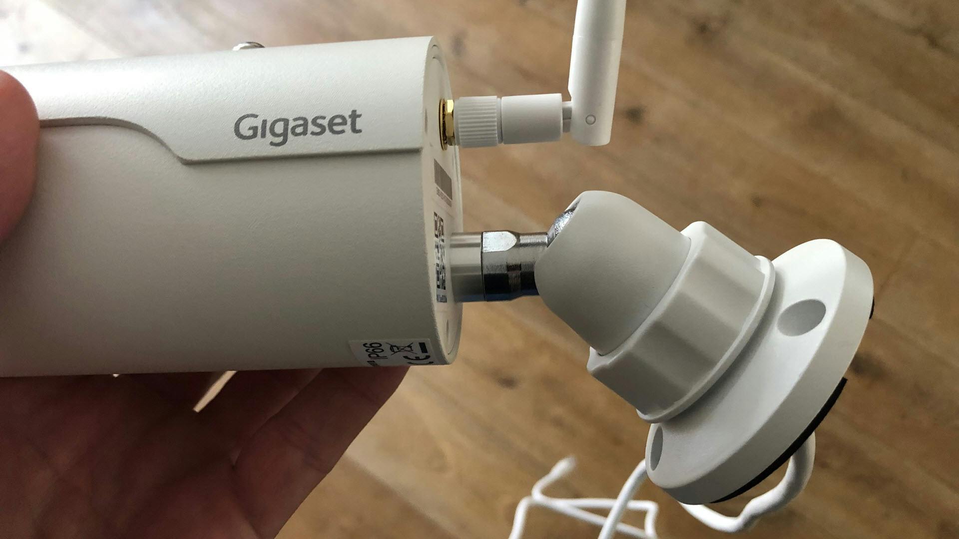 Gigaset Outdoor Camera met merklogo en montagesteun