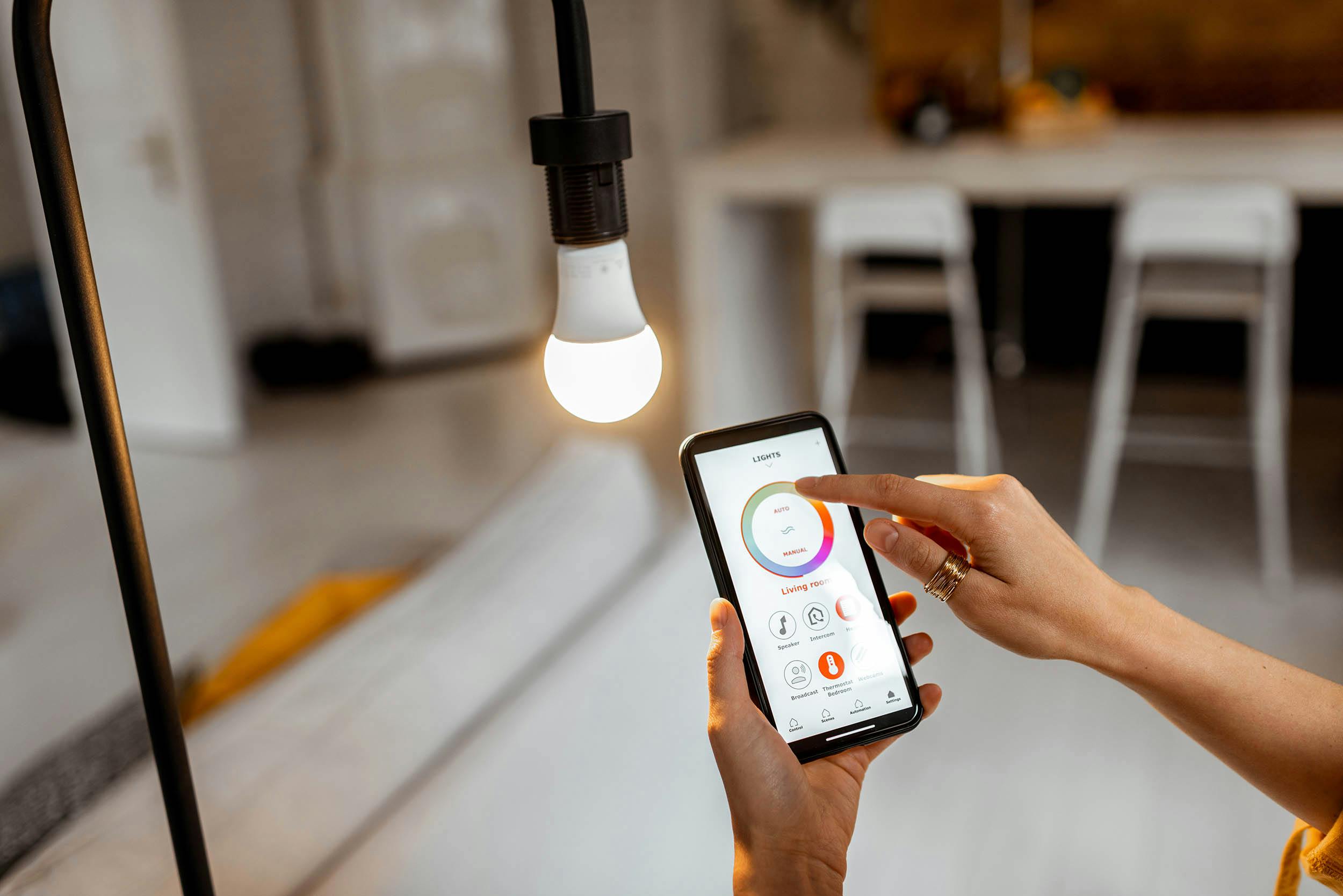 Lichtsterkte van slimme lamp regelen via app op smartphone