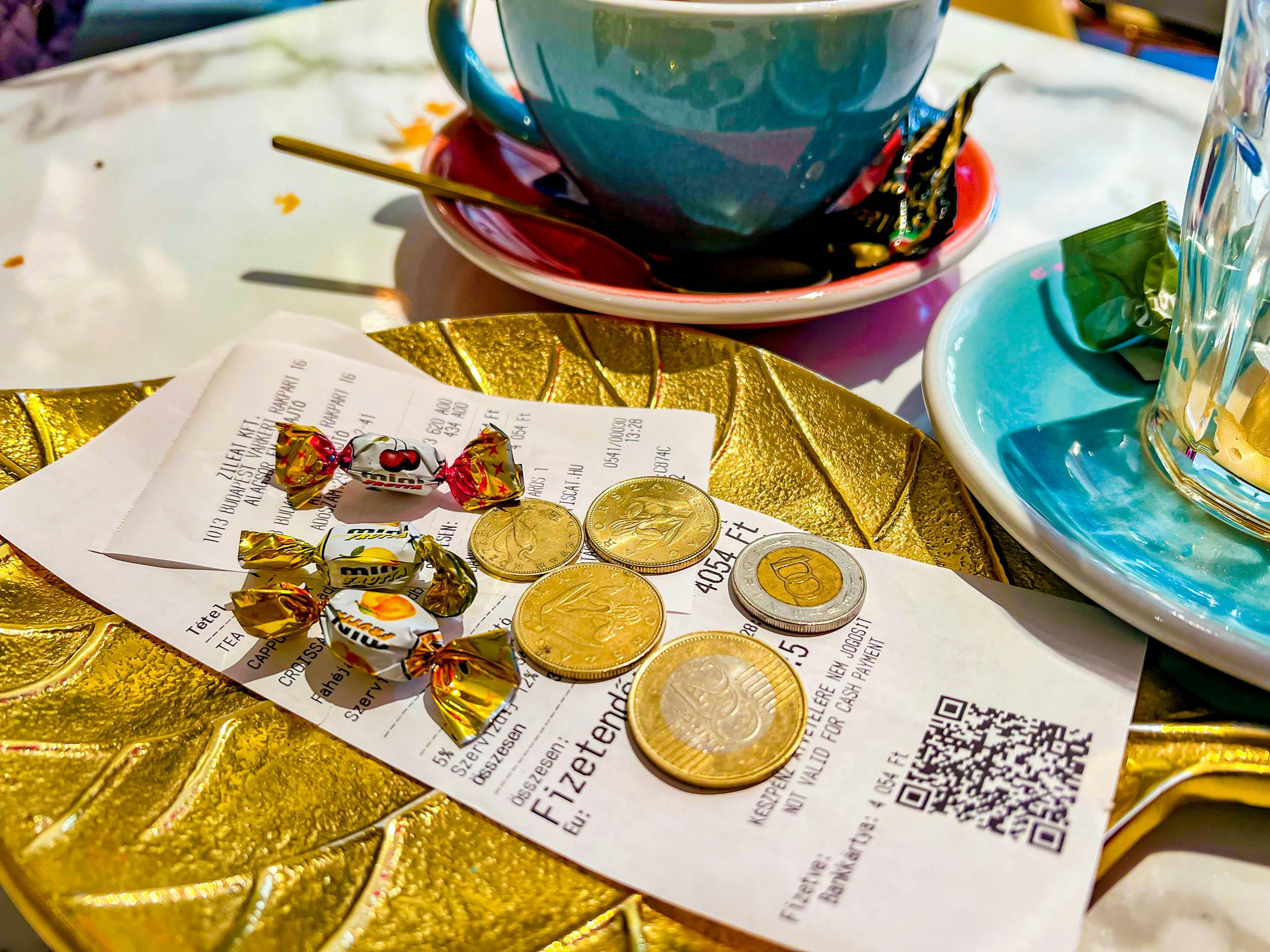 Betalen op terras in Hongarije