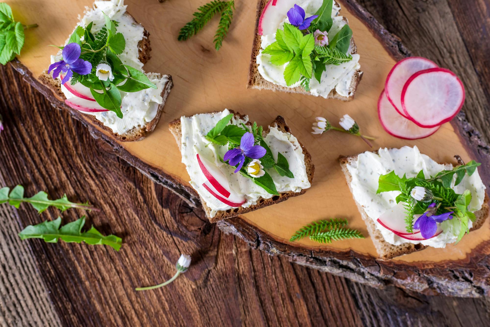 Toastjes met eetbare bloemen