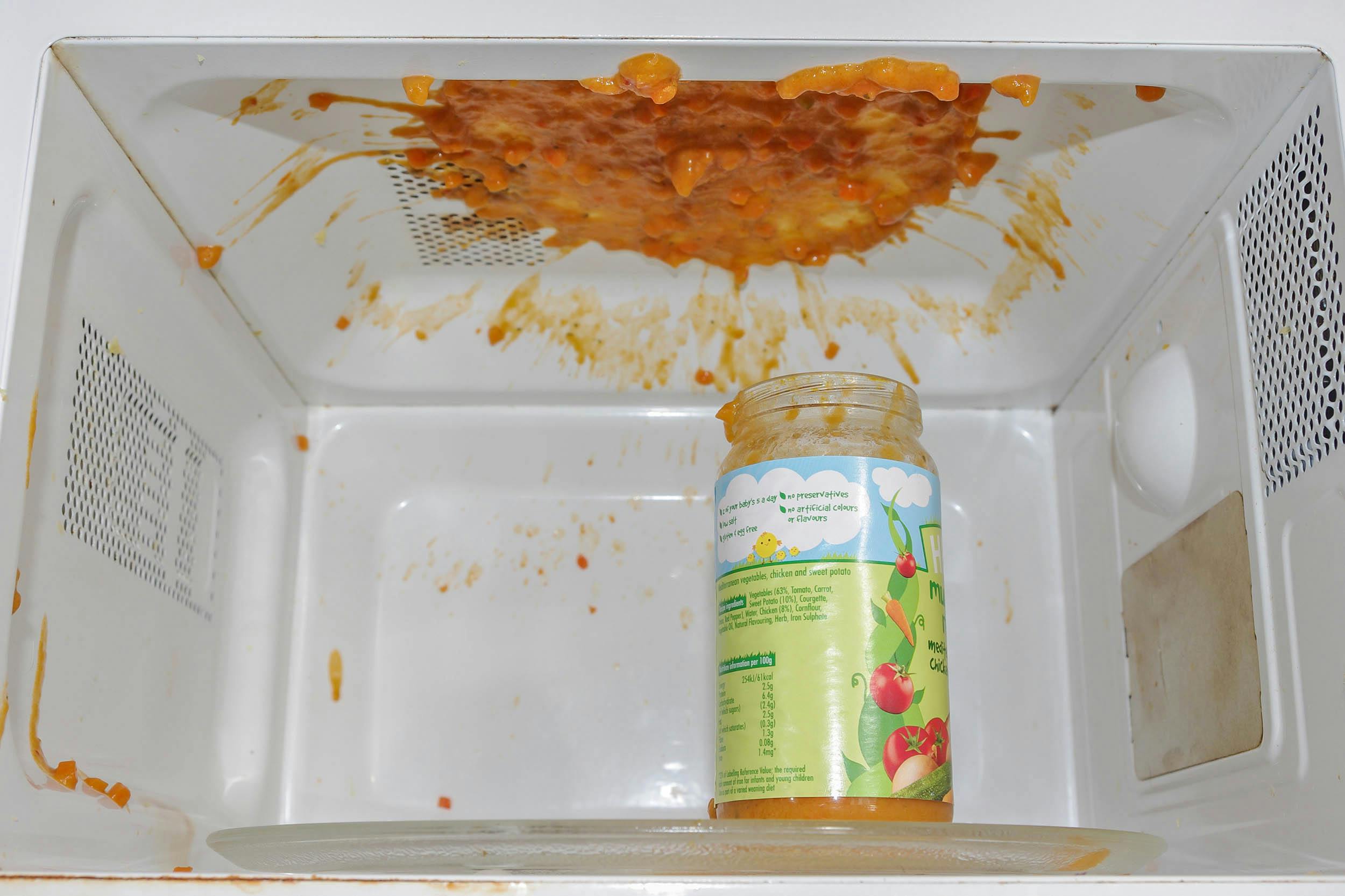 Magnetron met ontploft potje babyvoeding