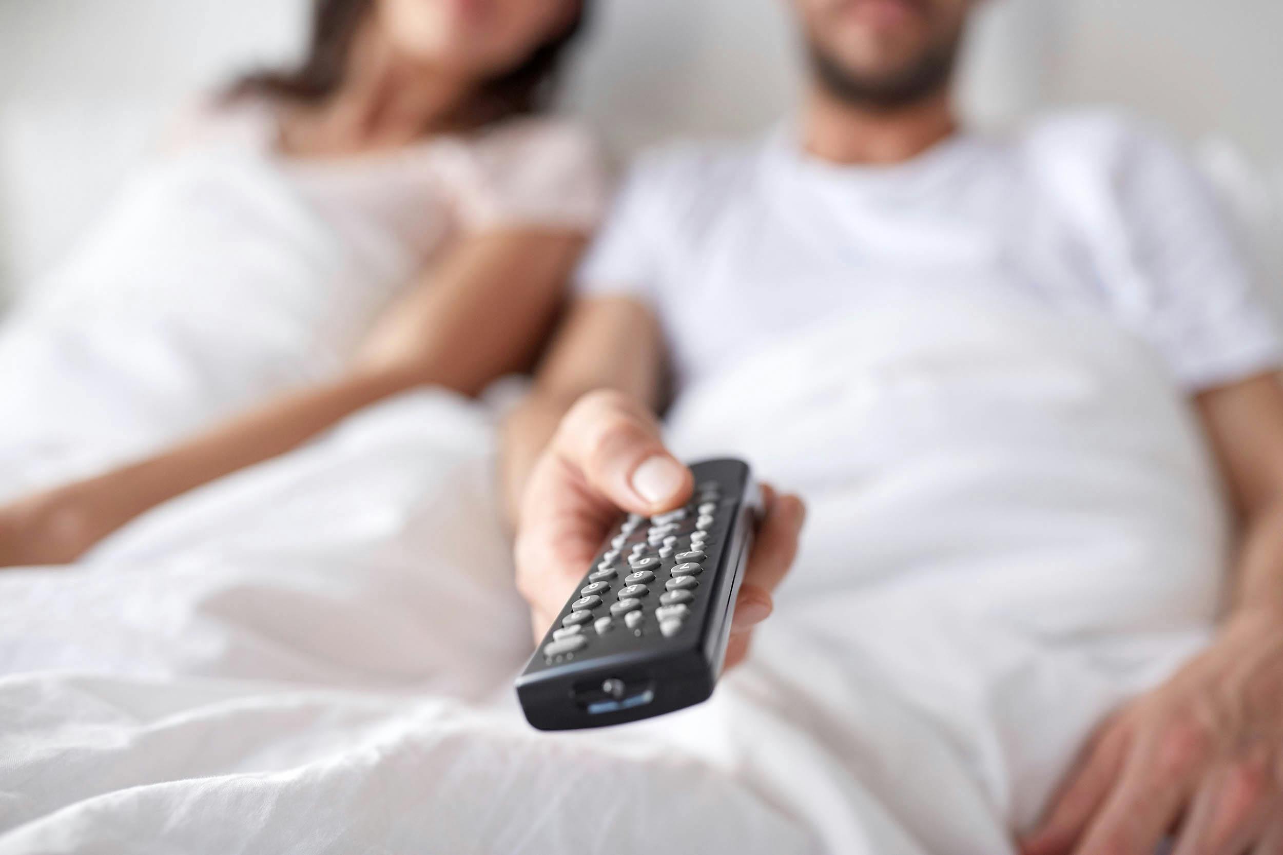 Stel in bed met afstandsbediening