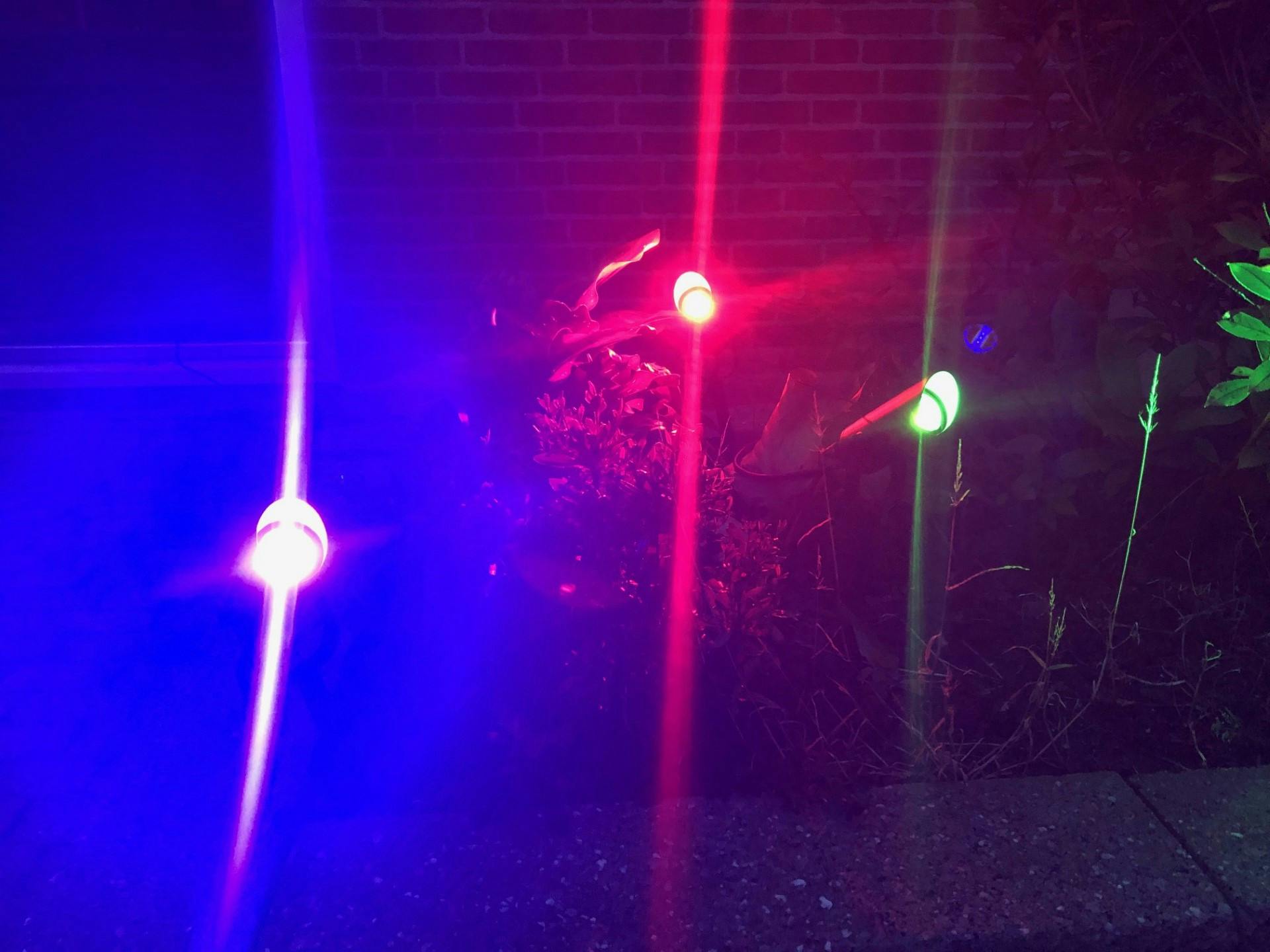 Drie Hombli Smart Spot Light-lampen in de schemer