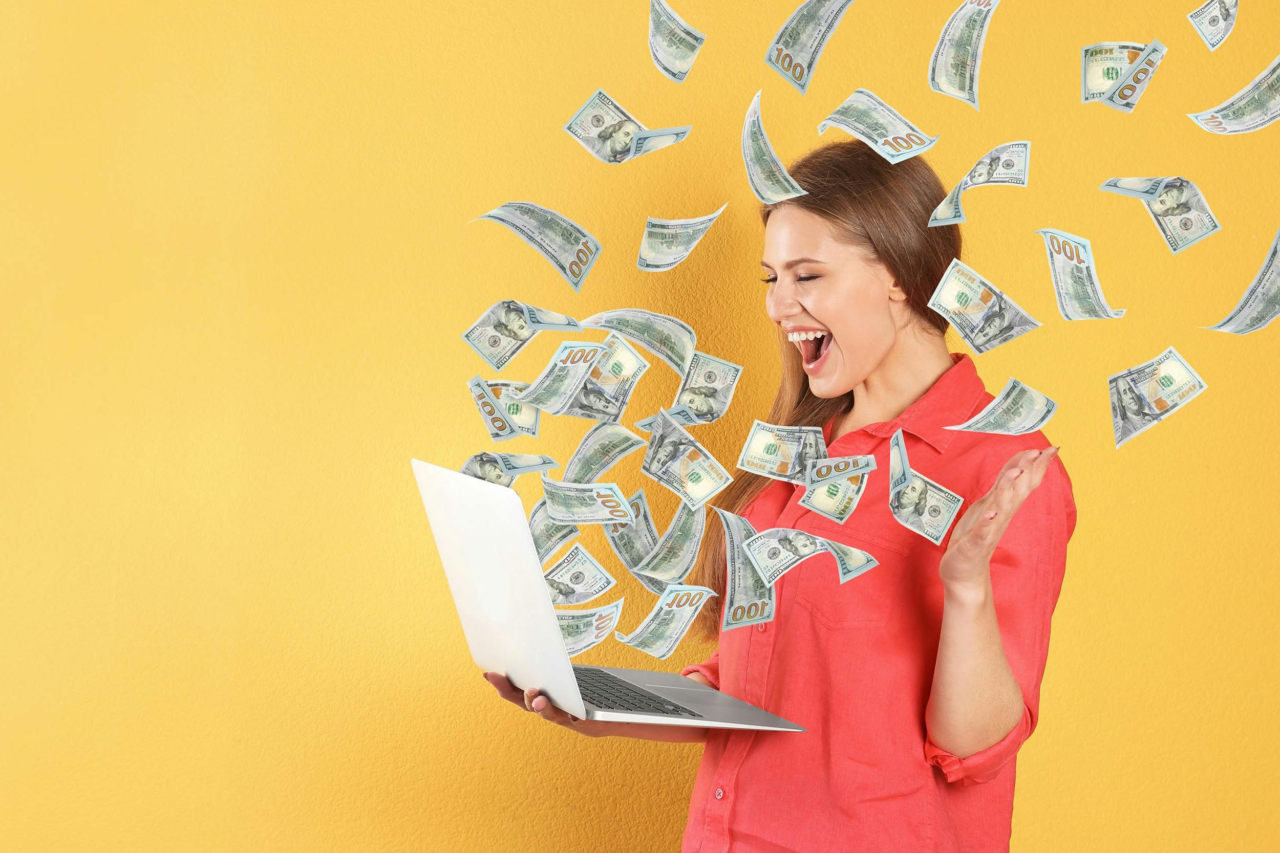 Vrouw met laptop waar geld uit komt gespiegeld