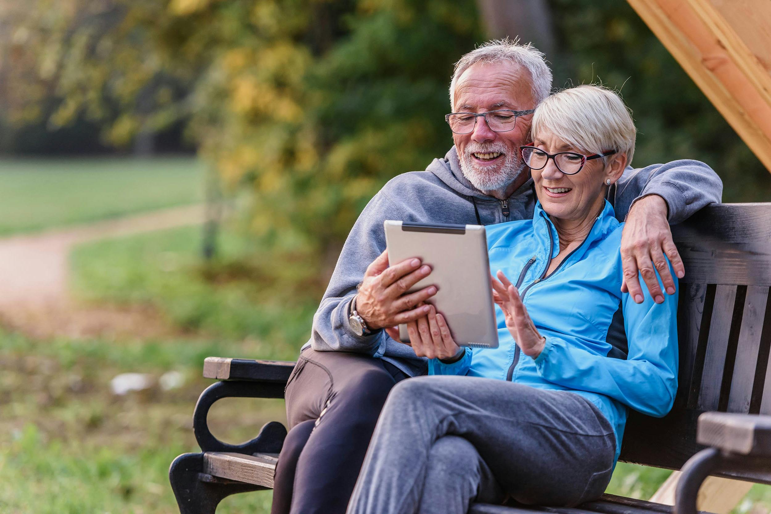 Ouder echtpaar met tablet