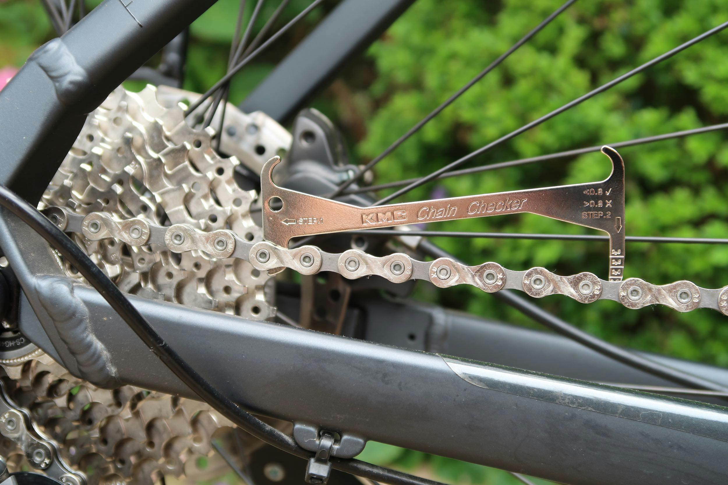 Met een kettingslijtagemeter weet je meteen hoe laat het is.