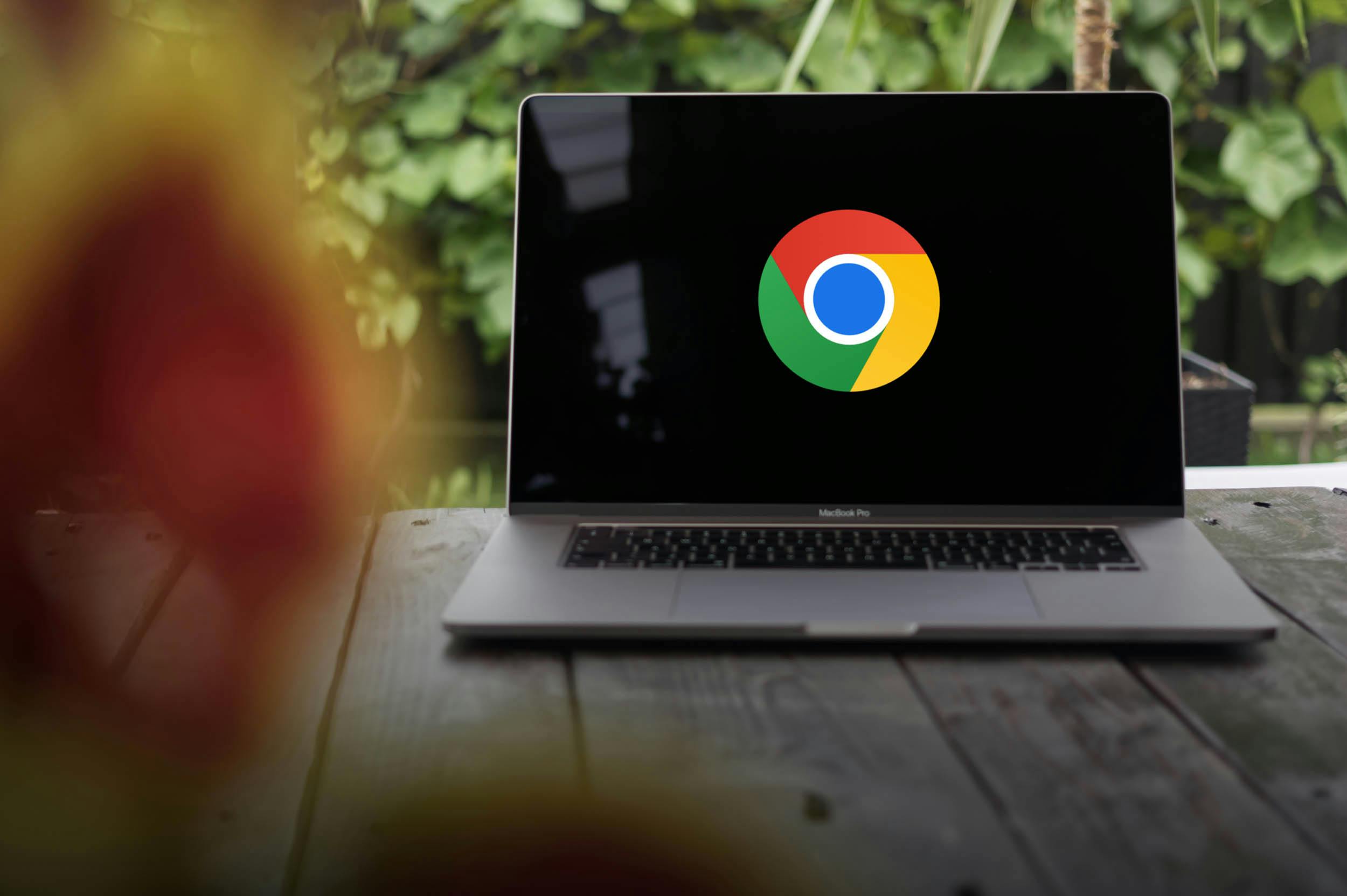 Laptop met Chrome logo