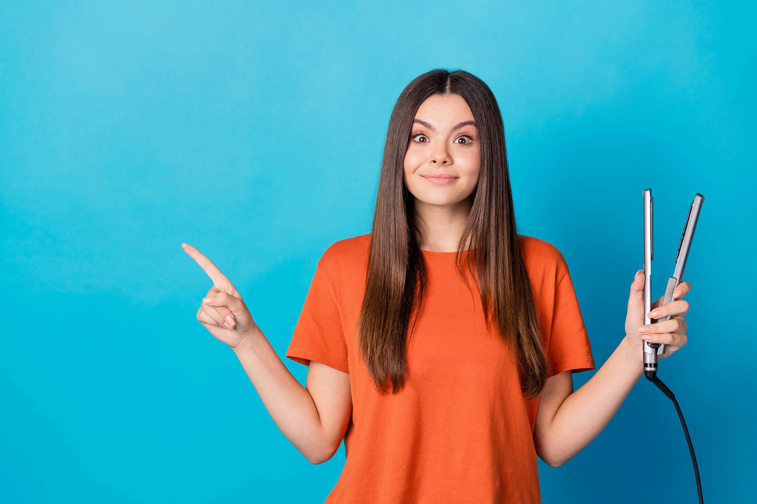 Vrouw met haarstijler