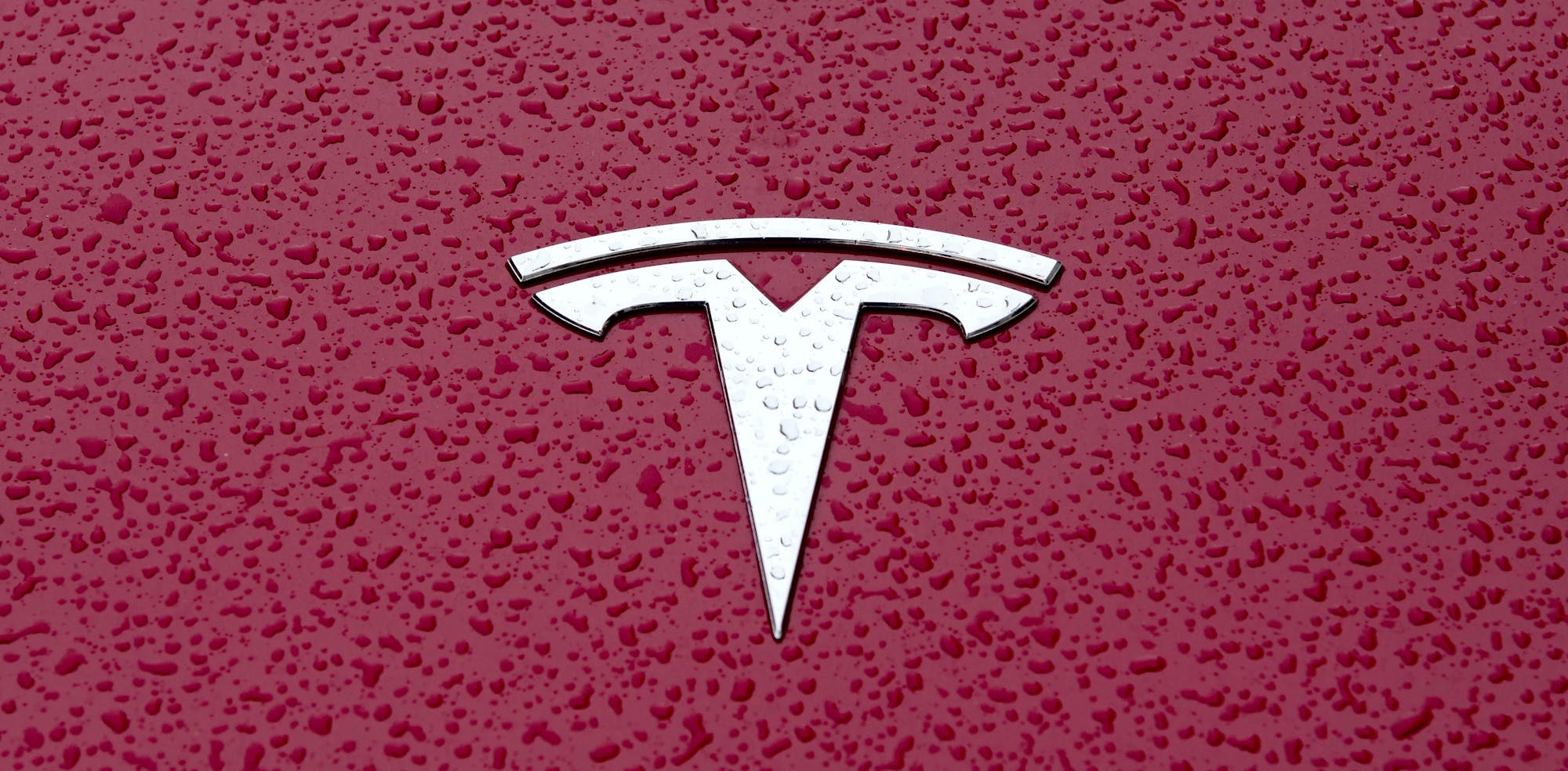 Logo Tesla met regendruppels