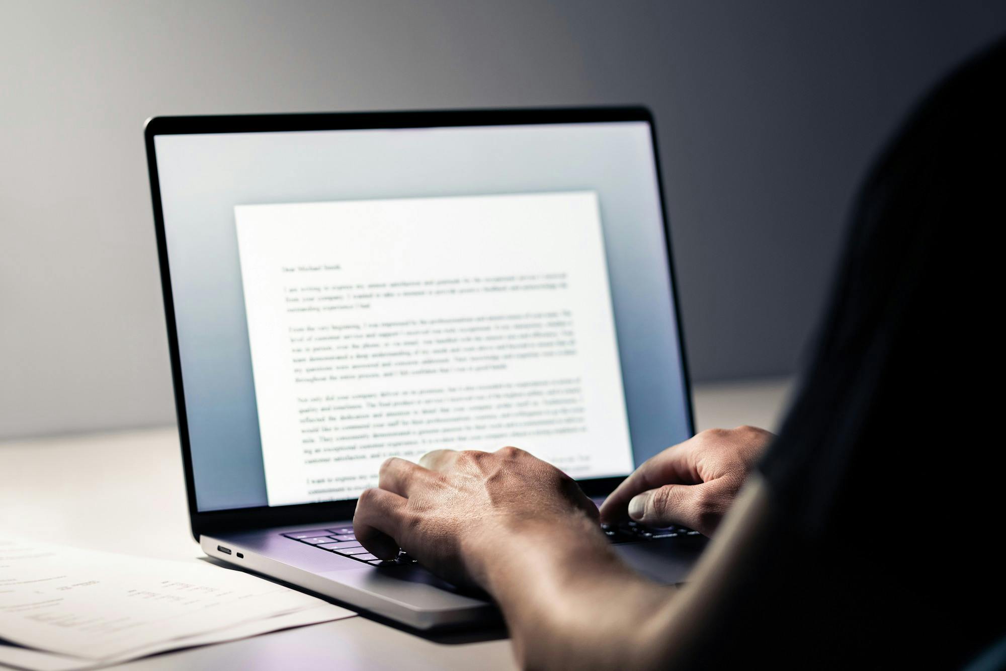 Tekst typen op een laptop