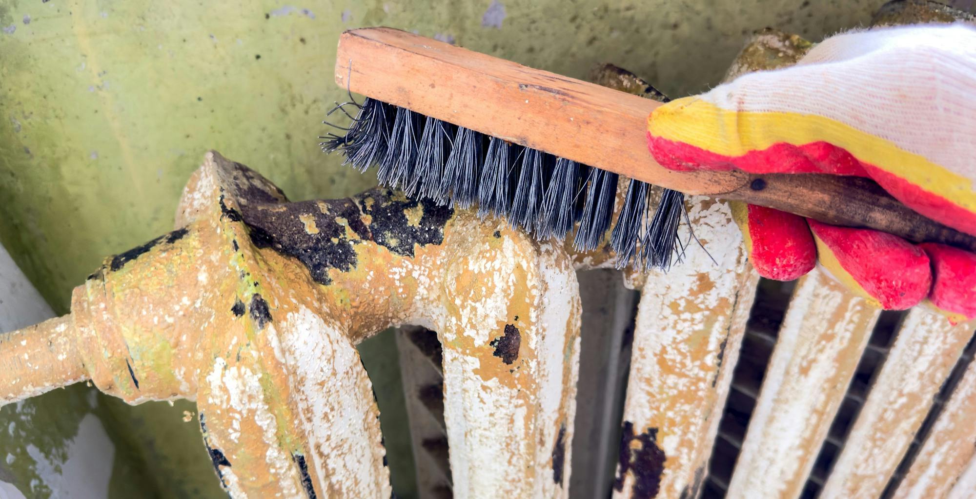 Pak roest op een radiator grondig aan!