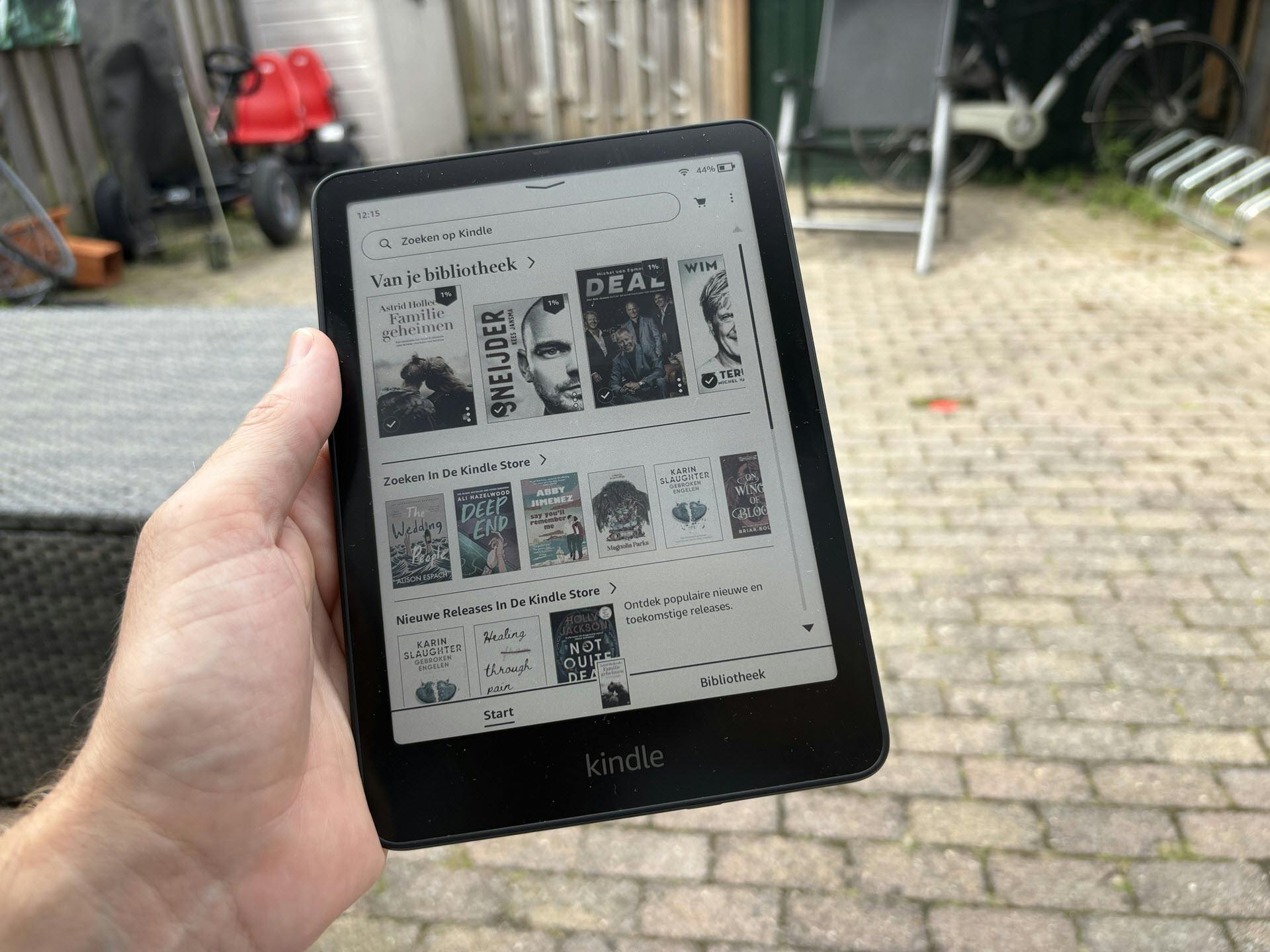 Lezen op e-reader in de tuin