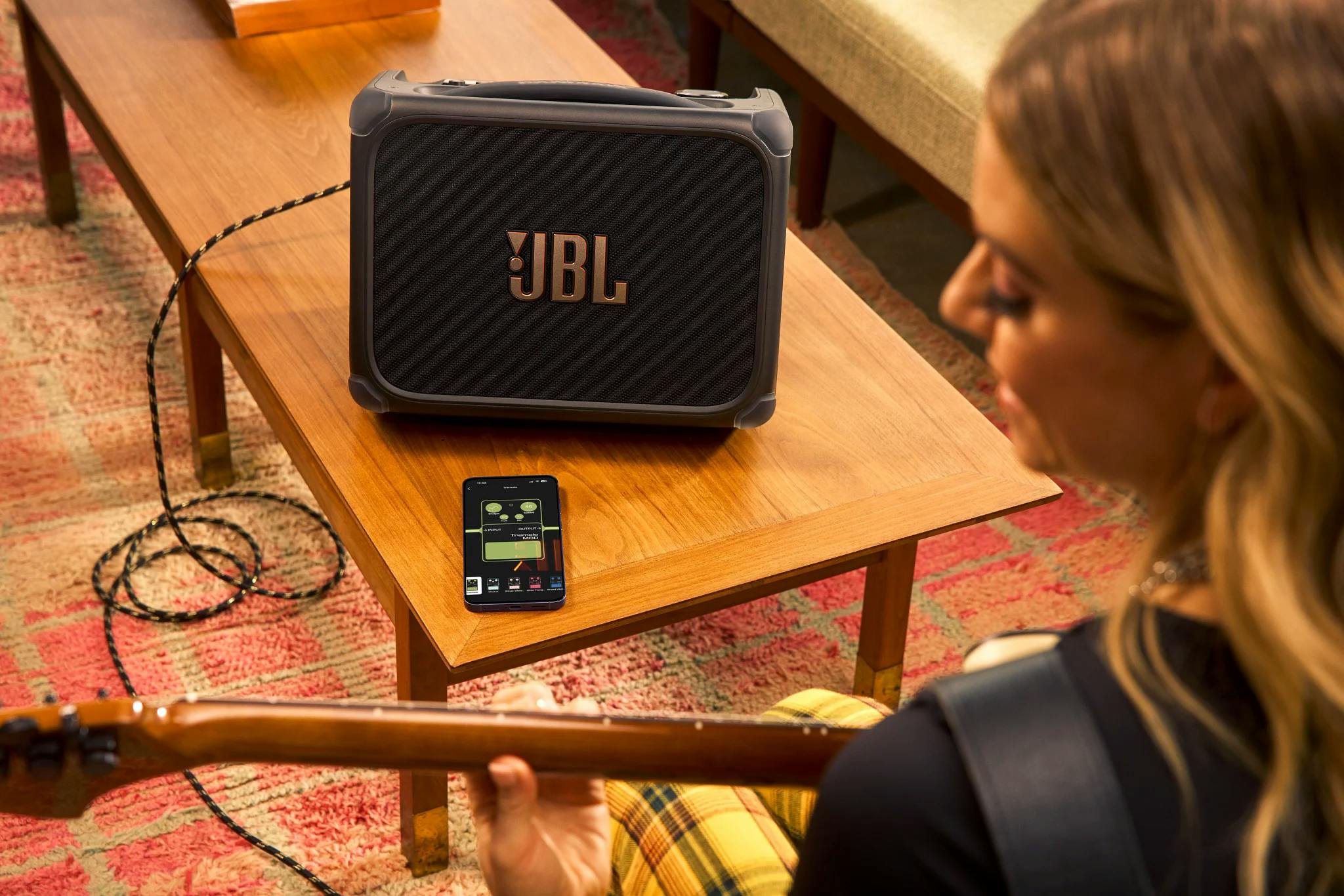 JBL introduceert BandBox-speakers met ingebouwde gitaarversterker en AI-tools