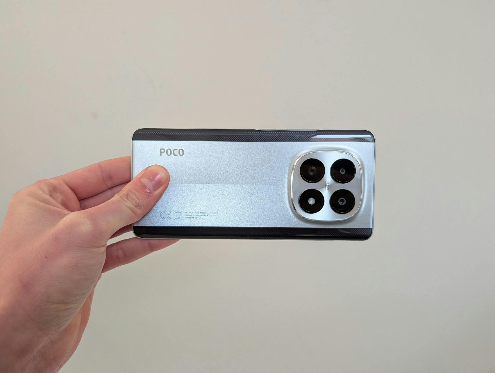 Review Poco M8 – Deze smartphone kun je gerust negeren