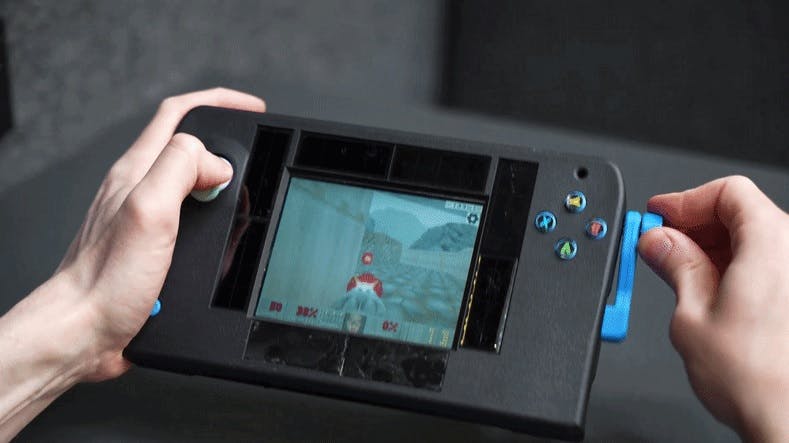 TU Delft maakt gamehandheld die draait op zonne-energie en een 'zwengel'